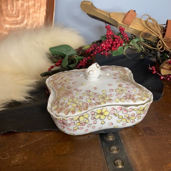 . Vintage Floral Lidded Dish - Mara Trinket, Candy Dish with Lid - Picture 2 of 10